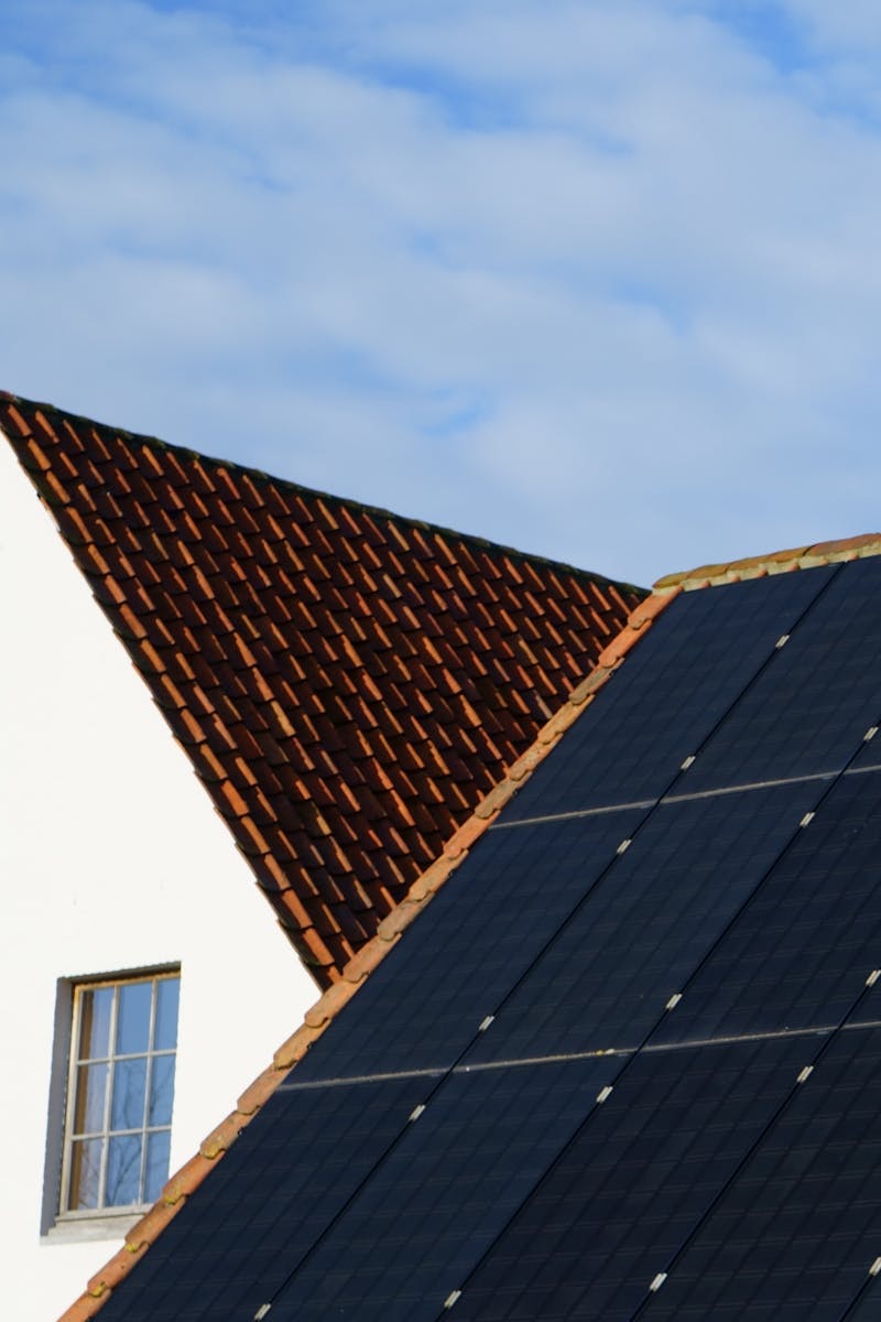 Sistem fotovoltaic complet on-grid pe acoperiș casă particulară